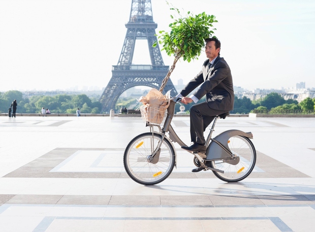 PARIZ Francija Pariz je eno od prvih mest, v katerih so uvedli, tudi Ljubljani znano, vsem dostopno izposojo koles. V …