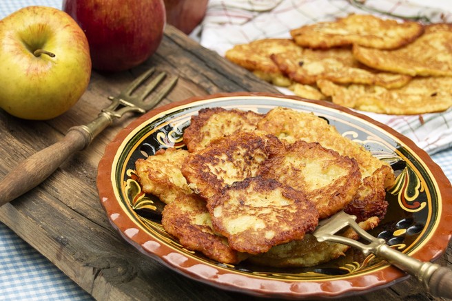 Recept: Krompirjeve palačinke s hrenom in solato iz jabolk