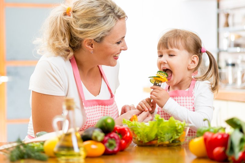 Katera prehrana je za otroke idealna? (foto: Shutterstock.com)