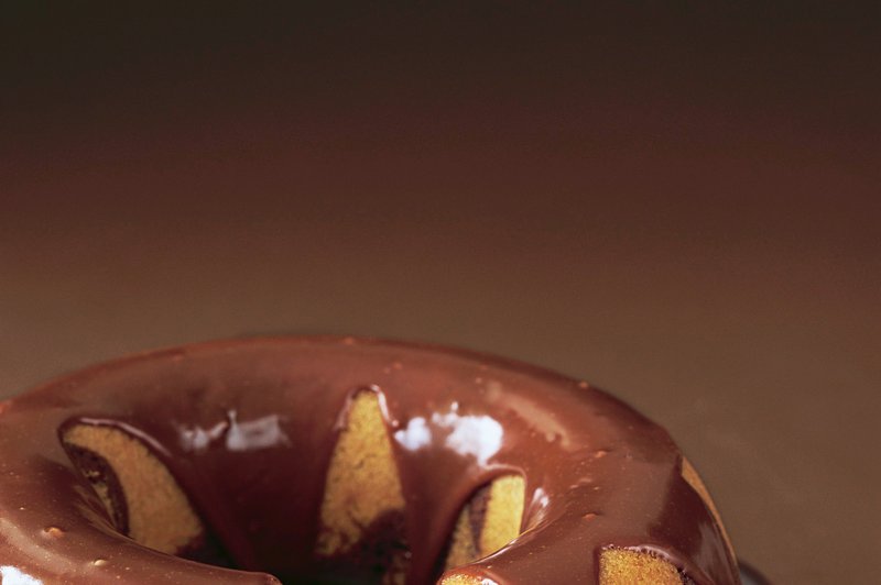 Marmorni kolač s čokoladnim prelivom (foto: stockfood photo)