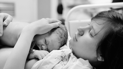 Porod doma je udoben, a priporočljiv le za zdrave nosečnice