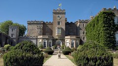 Grad Powderham na posesti Earls Devon je star že več kot 600 let – njegove Marmorne dvorane in Porcelanasta soba so vsekakor vredne ogleda. 