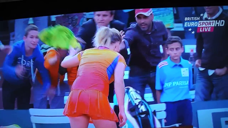 Gledalec na Roland Garrosu nešportno demonstrira, da obleka ne naredi človeka