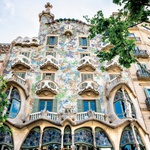 Casa Batlló (1904–1906) Gaudi je hišo preuredil v slogu art nouveau. Hiša je praktično brez ravnih linij, njena fasada pa spominja na živi organizem, ki vibrira in migota. (foto: Revija Lisa)