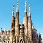 Sagrada Familia (1882–???) Nikoli dokončana cerkev (najbolj izstopa gotski stil). Gaudi je delal na projektu 40 let. Cerkev naj bi dokončali leta 2026, kar sovpada s stoletnico Gaudíjeve smrti, čeprav številni dvomijo o tem.  (foto: Revija Lisa)