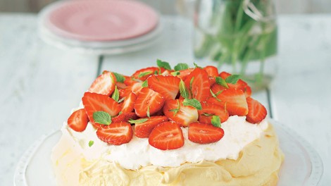 Smetanova beljakova torta z veliko sadja