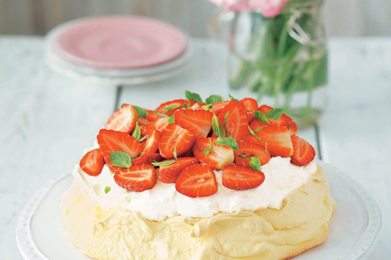 Smetanova beljakova torta z veliko sadja (foto: stockfood photo)