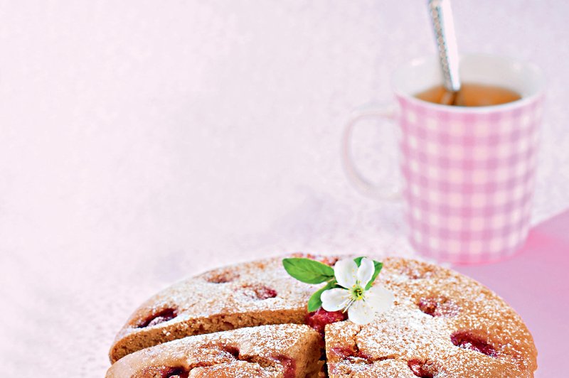 Medeni kolač z višnjami (foto: revija Čarovnija Okusa)
