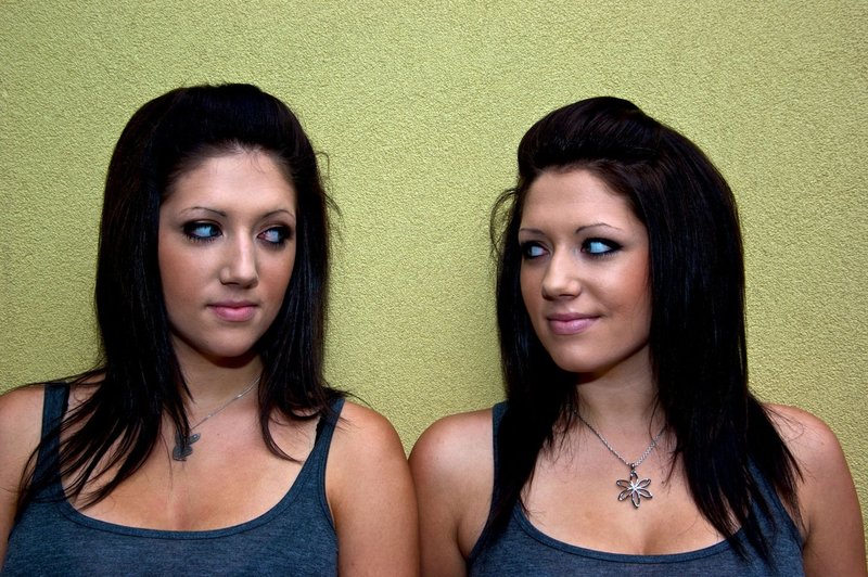 Socialni eksperiment: Kateri dvojček je 'boljši'? (foto: profimedia)