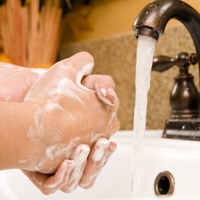 Tekoče ali trdo milo: katero v resnici manj izsuši roke?