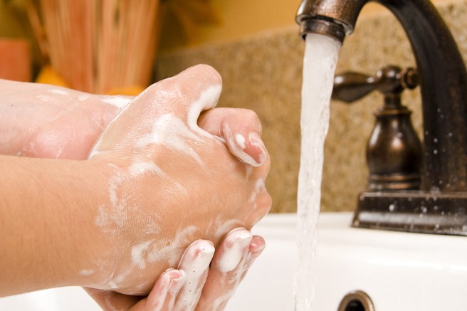 Tekoče ali trdo milo: katero v resnici manj izsuši roke?