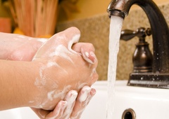 Tekoče ali trdo milo: katero v resnici manj izsuši roke?