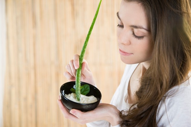 GEL ALOE VERE

Aloe vera je znana po svojih pomirjujočih in vlažilnih lastnostih, odlično pa se obnese tudi kot naravni lubrikant. Pri uporabi bodite pazljivi, da uporabljate naravno aloe vero, saj so včasih v kupljeni embalaži aloe vere lahko primešane dodatne sestavine, ki lahko dražijo kožo.