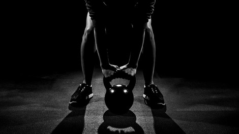 Kettlebell lifting: Veslanje in TGU za močna ramena in hrbet