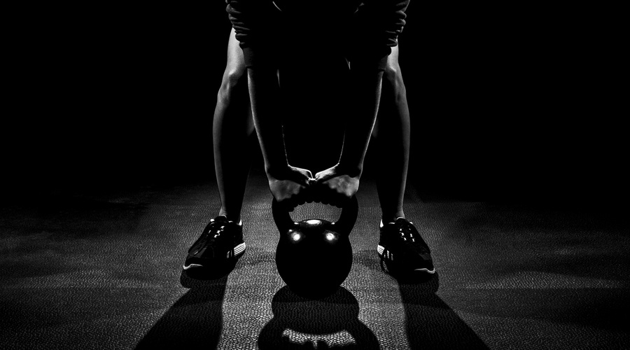 Kettlebell lifting: Veslanje in TGU za močna ramena in hrbet (foto: Shutterstock.com)