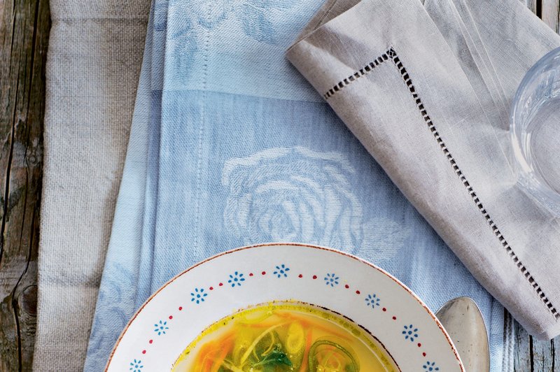 Zelenjavna juha s kvašenimi cmočki (foto: revija Čarovnija Okusa)