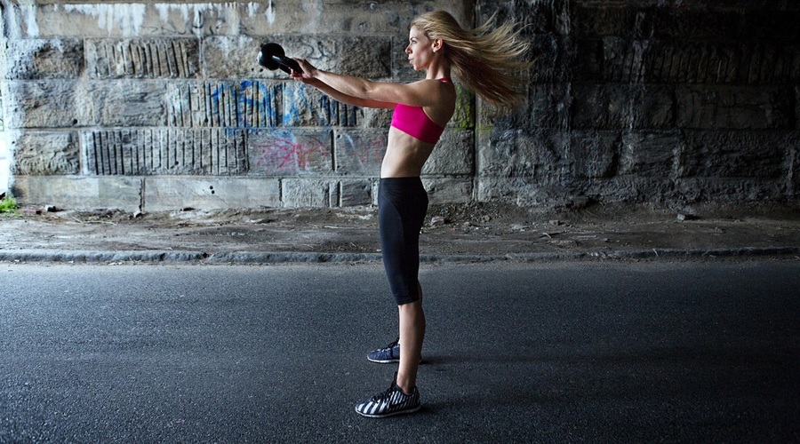 Kettlebell lifting: Trening za krepitev zadnje kinetične verige, ramenskega obroča in trupa (foto: Profimedia)