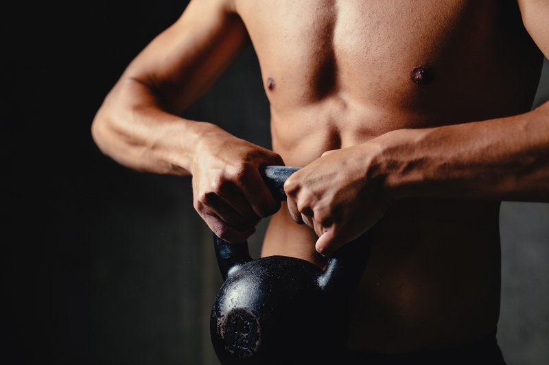 Kettlebell lifting: Trening za krepitev nog in jedra (foto: Shutterstock.com)