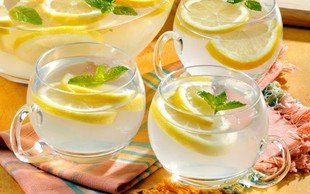 6 razlogov, zakaj je dan dobro začeti s toplo limonado