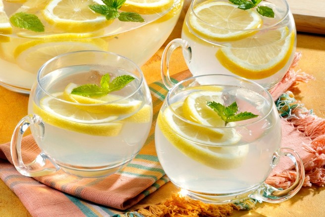 6 razlogov, zakaj je dan dobro začeti s toplo limonado