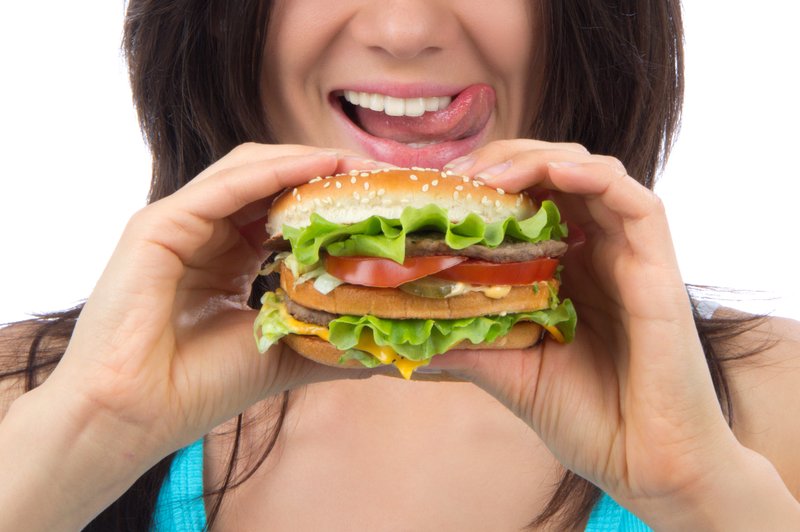 Zakaj pred menstruacijo tako radi posegate po nezdravi hrani (foto: Shutterstock.com)