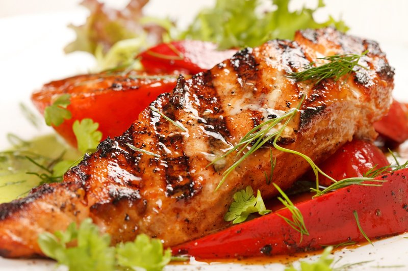 Recept: Pečeni paradižniki in ribji filet s česnom (foto: Shutterstock.com)