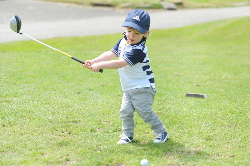Deček na fotografiji je Xavier Good, dvoletnik, katerega vzor in zgled je Tiger Woods, in velja za najmlajšega golfista na svetu. Golf je pričel igrati pri 13 mesecih. (foto: Profimedia)