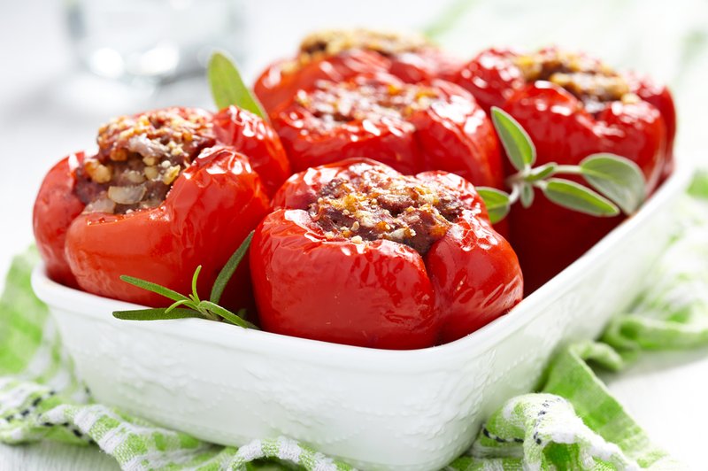Paprike, nadevane z ajdovo kašo in jurčki, iz krušne peči (foto: Shutterstock.com)