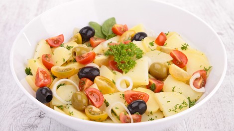 Recept: Mediteranska krompirjeva solata z olivami