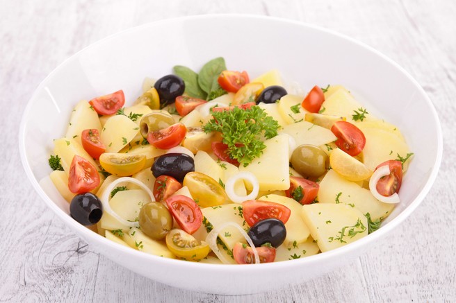 Recept: Mediteranska krompirjeva solata z olivami