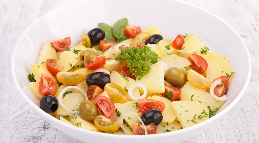 Recept: Mediteranska krompirjeva solata z olivami (foto: Shutterstock.com)