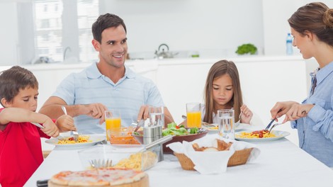 Družinske večerje so pomembne tudi za obseg pasu