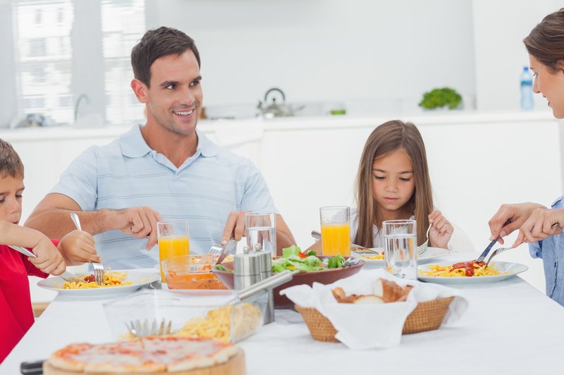 Družinske večerje so pomembne tudi za obseg pasu (foto: Shutterstock.com)