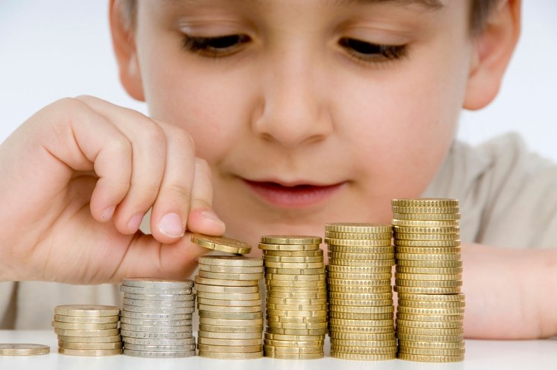 Kako otroka poučiti o denarju? (foto: profimedia)