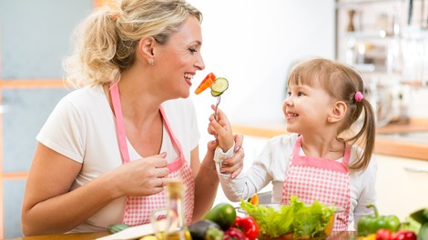 Kako otroka naučiti jesti bolj zdravo in hranilno?