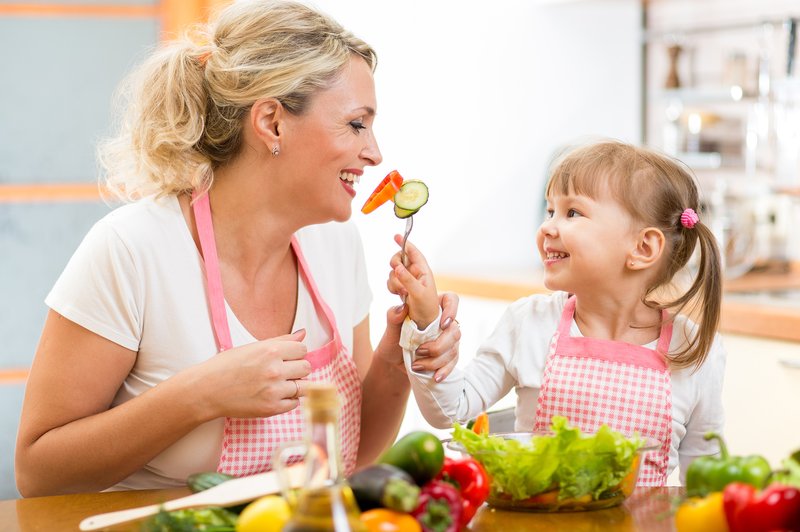Kako otroka naučiti jesti bolj zdravo in hranilno? (foto: Shutterstock.com)
