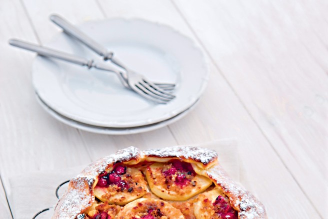 Hrustljav jabolčni kolač s skutnim nadevom