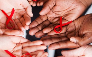 HIV je obvladljiva bolezen, a je zdravila treba jemati do konca življenja