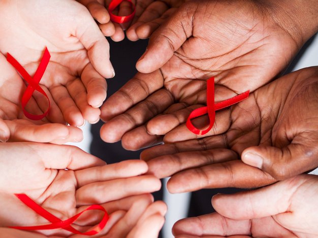 HIV je obvladljiva bolezen, a je zdravila treba jemati do konca življenja - Foto: Shutterstock.com