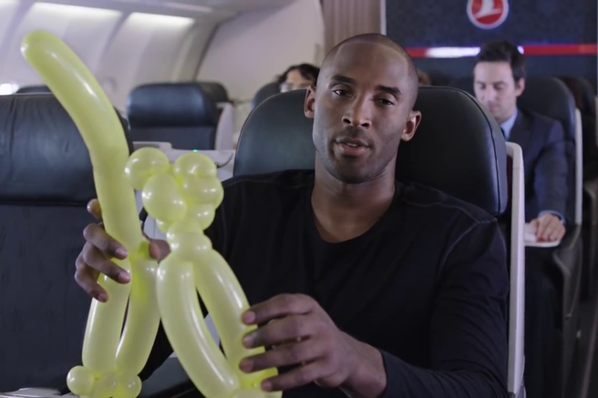 Kaj pa Kobe počne z balonom?