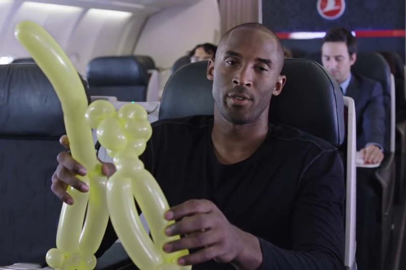 Kaj pa Kobe počne z balonom? (foto: Turkish Airlines)