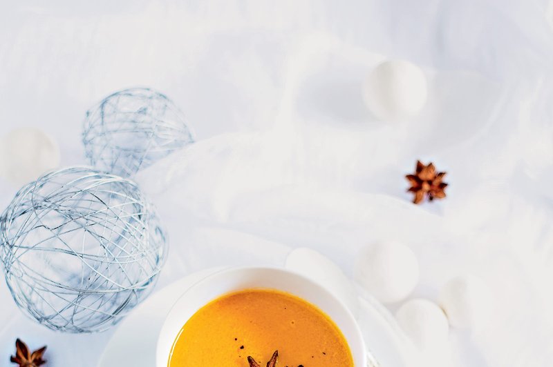 Kremna korenčkova juha z zvezdastim janežem (foto: revija Čarovnija Okusa)