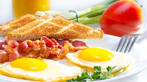 Popoln zajtrk: Jajčka s slanino