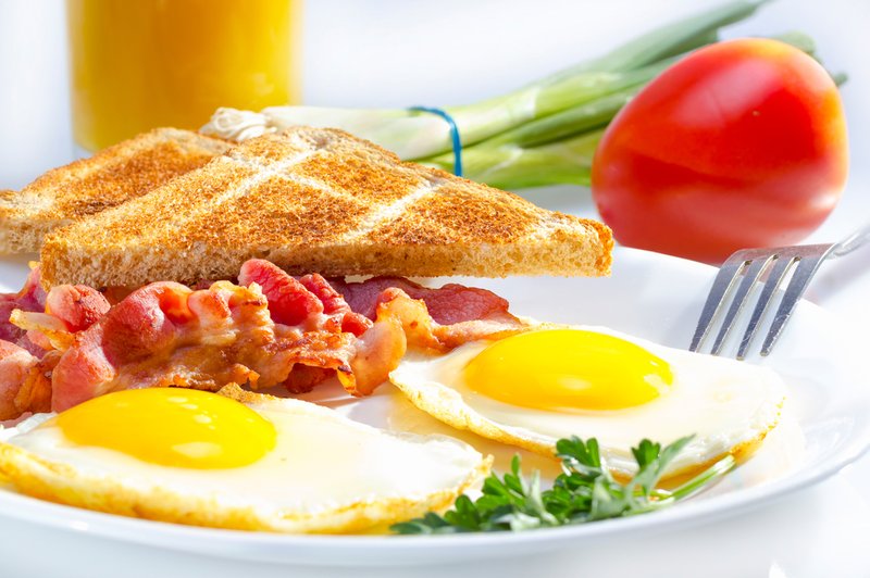 Popoln zajtrk: Jajčka s slanino (foto: Shutterstock.com)