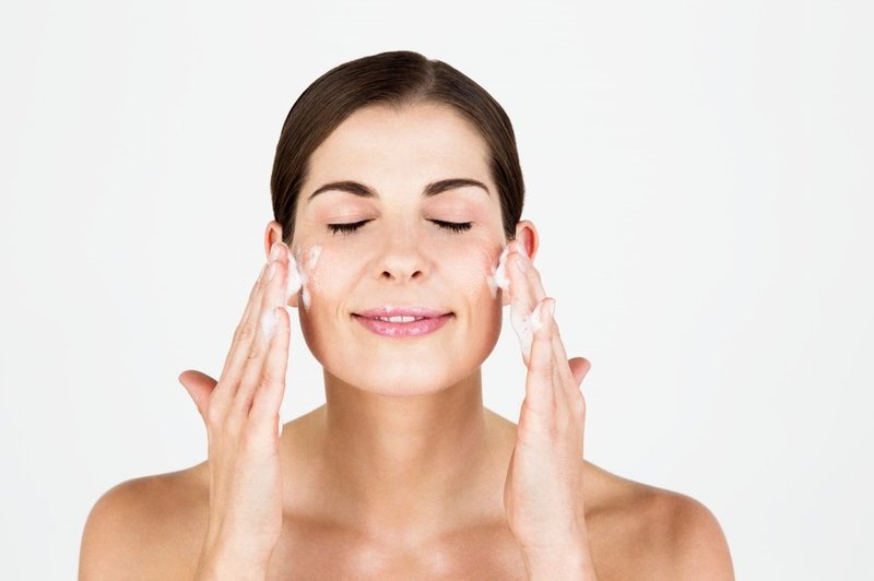 8 navad, ki povzroča problematično kožo na obrazu (foto: profimedia)