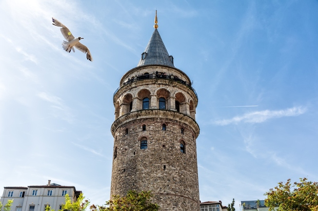 Stolp Galata, Istanbul, Turčija. Srednjeveški stolp Galata je v istoimenski četrti Istanbula, njegov vzdevek pa je Kristusov stolp. Zgrajen je …