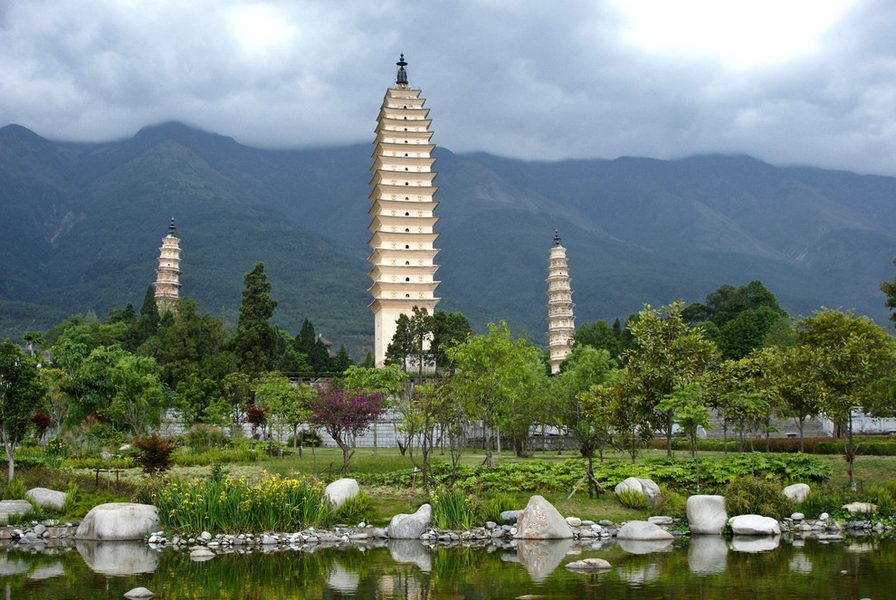 3 pagode templja Čong Šeng, bližina mesta Dali, provinca Junan, Kitajska. Najvišja (70 metrov) in glavna pagoda, imenovana Čjanšun, je …