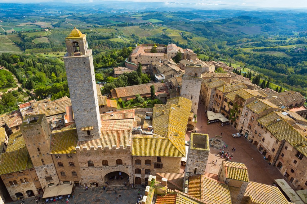 Stolpi San Gimignana, Italija. Srednjeveško mestece sredi toskanskih gričev v bližini Siene San Gimignano je znano po svojih stolpih, zato …