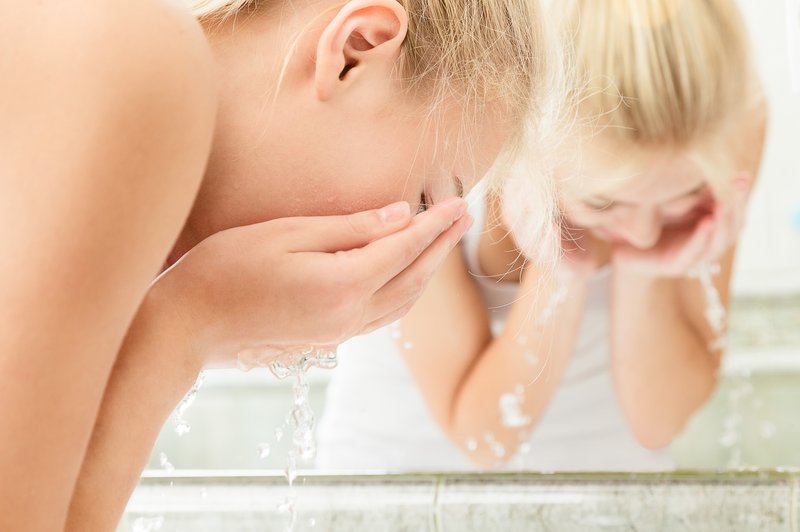 Zeliščna voda za umivanje obraza (foto: Shutterstock.com)