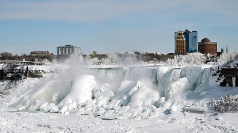 Foto: Niagarski slapovi zaviti v zimsko odejo